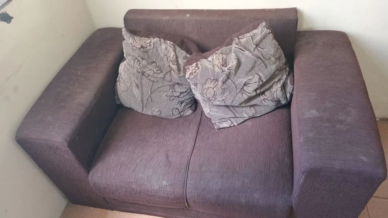 VENDO SOFÁ 300 REAIS 2 E 3 LUGARES,  OBS: 300 E OS 2  - Foto 2