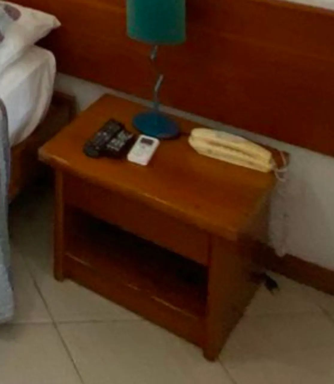 Mesa de cabeceira/criado