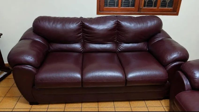 Sofá de courino marrom com 3 lugares