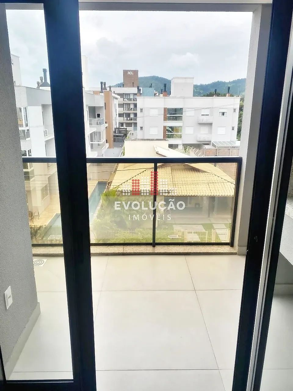 APTO 2 Quartos, 1 Suít, 1 Vaga - Celso Ramos - Foto 4