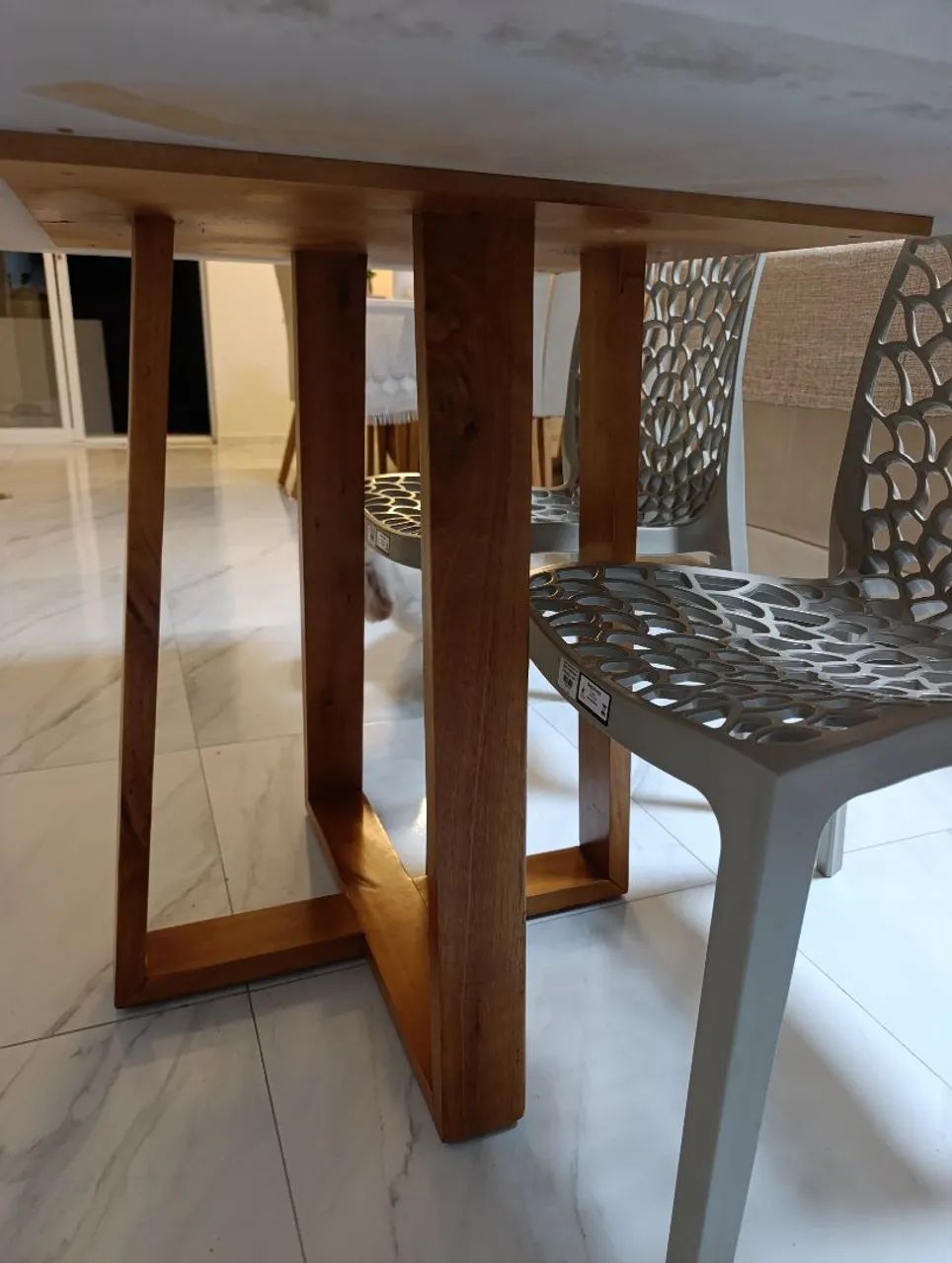 CONJUNTO DE MESA DE JANTAR COM 4 CADEIRAS - MADEIRA MACIÇA  - Foto 4