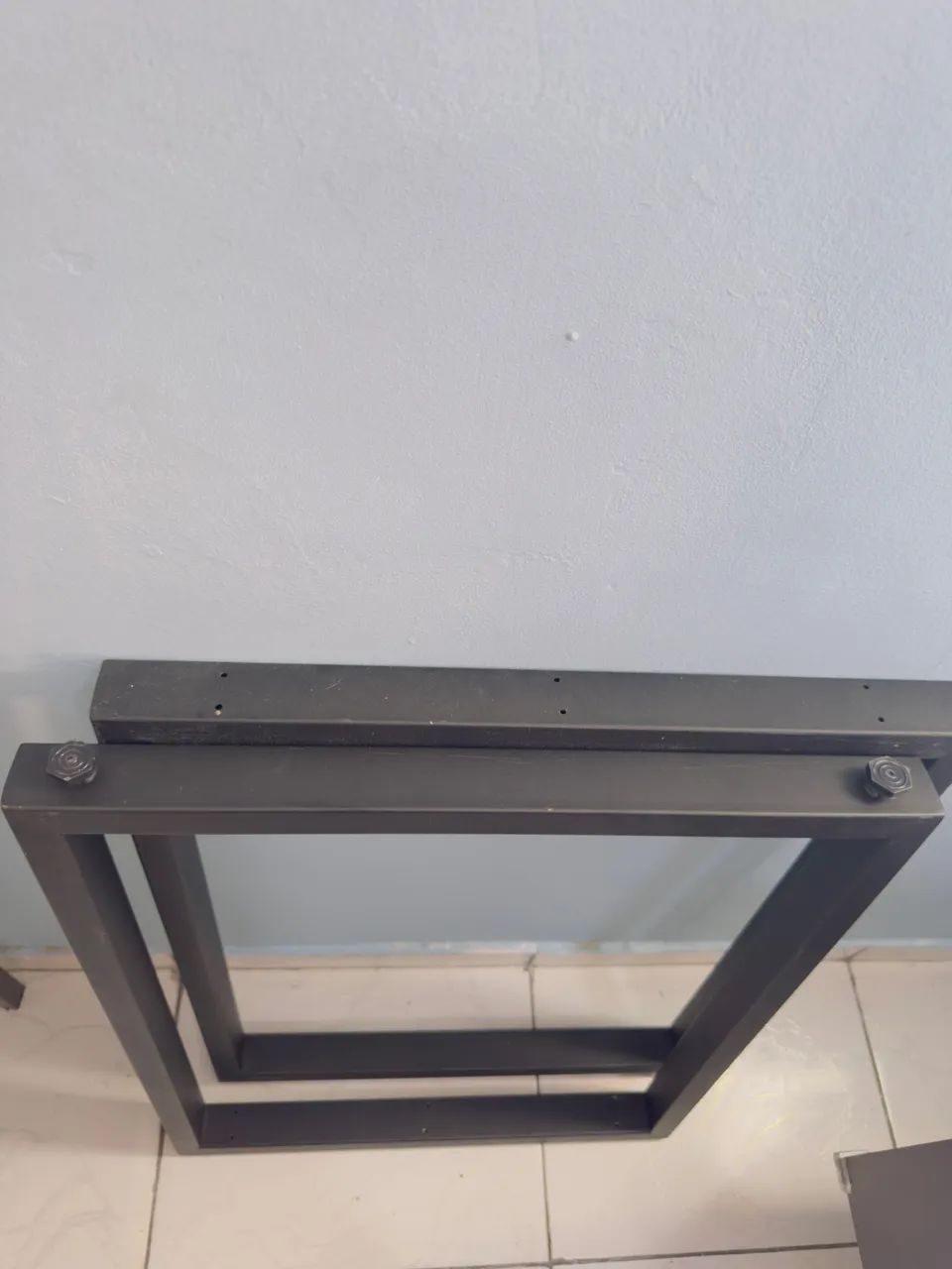 Pés de metalon