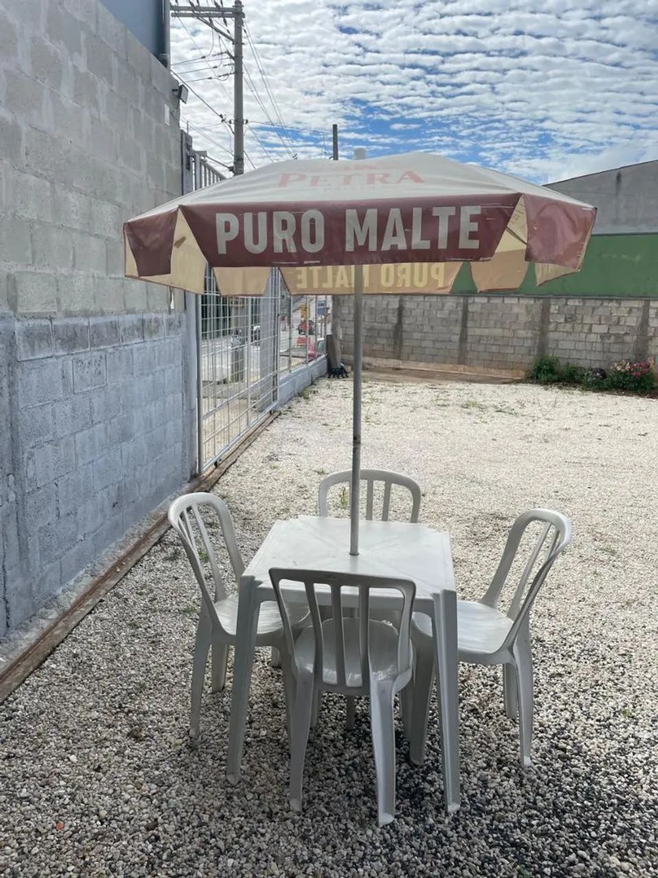 Guarda sol, mesa e cadeiras. - Foto 2