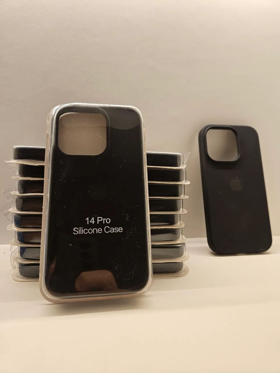 Capinha de silicone para iPhone 14 pro - Preta  - Foto 3