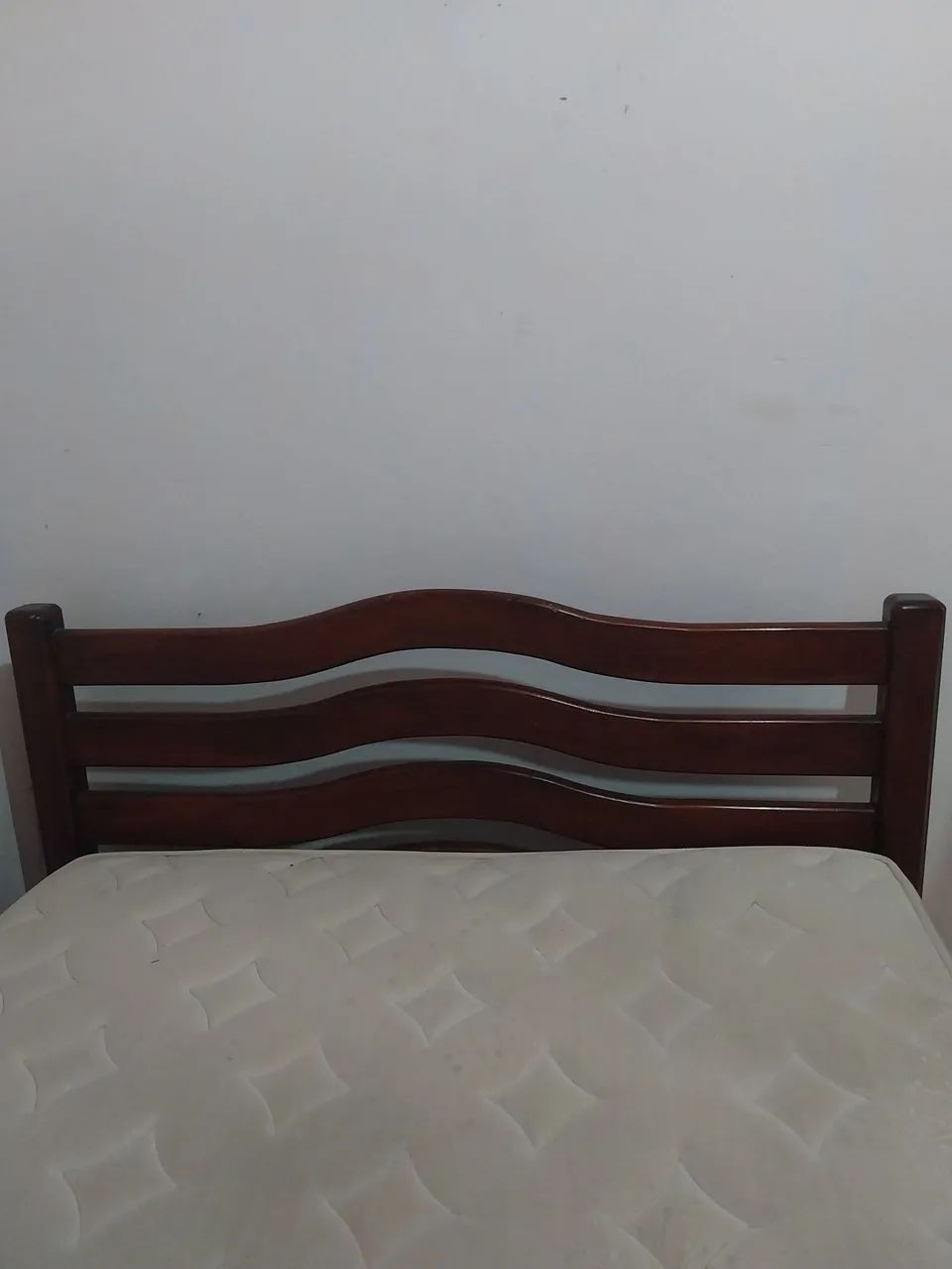Vende-se cama de Jatobá com colchão  - Foto 2