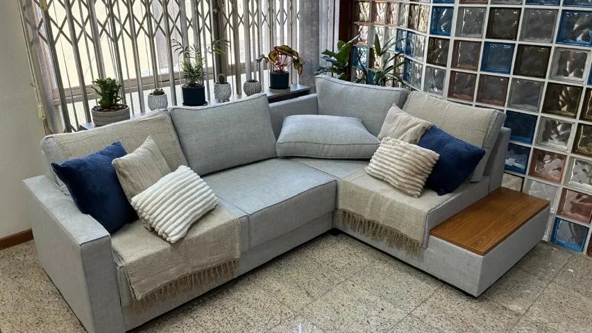 Sofa em L com mesa lateral  Marca Opus - Foto 3