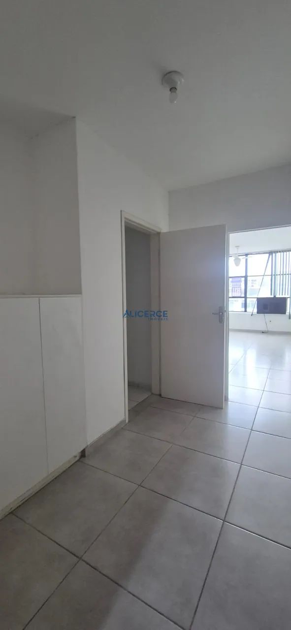 SALA COMERCIAL DE 53 m² NO CENTRO  COM GARAGEM - Foto 5