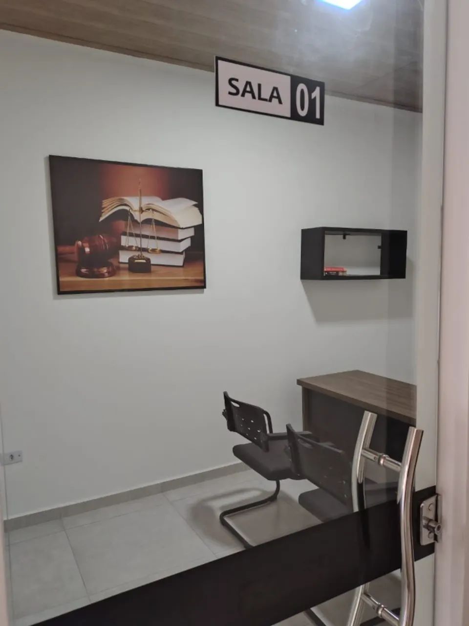 Alugo Sala Comercial semimobiliada e com ar-condicionado.