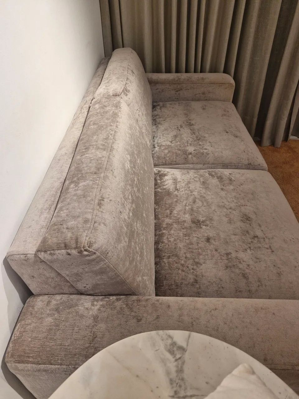 Sofá em ótimo estado 1,95×0,90 cm com espuma D33, recém colocada, cinza, com pés em aço. - Foto 5