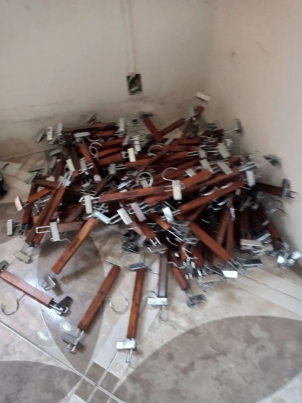 Vendo 130 cabides de madeira.R$2,50 cada - Foto 5