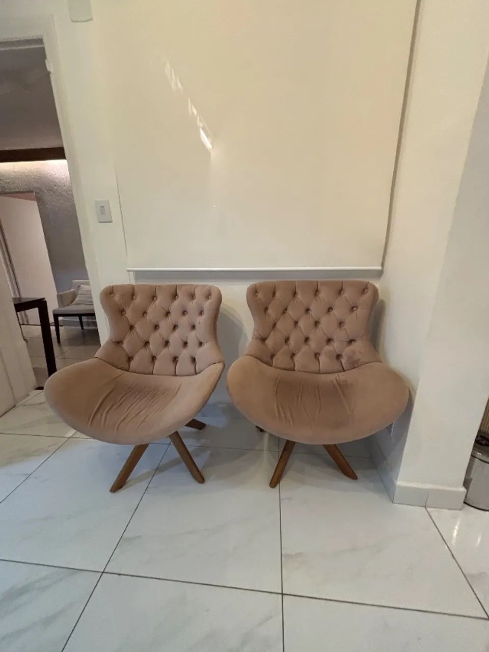 DUAS Poltronas Elegantes