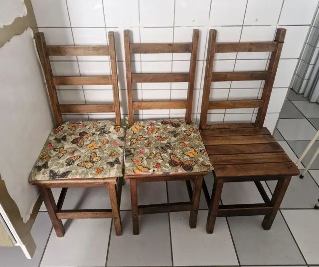 R$ 600,00 Mesa de madeira com 6 cadeiras/almofadinhas - Foto 2