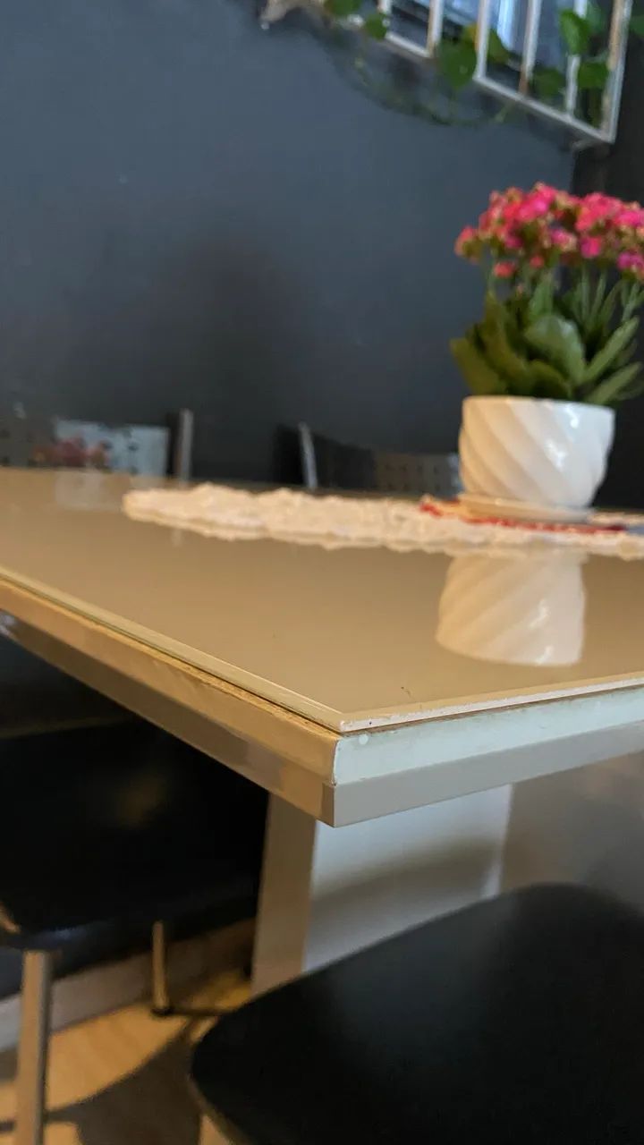 Mesa de vidro e cadeiras de couro - Foto 3