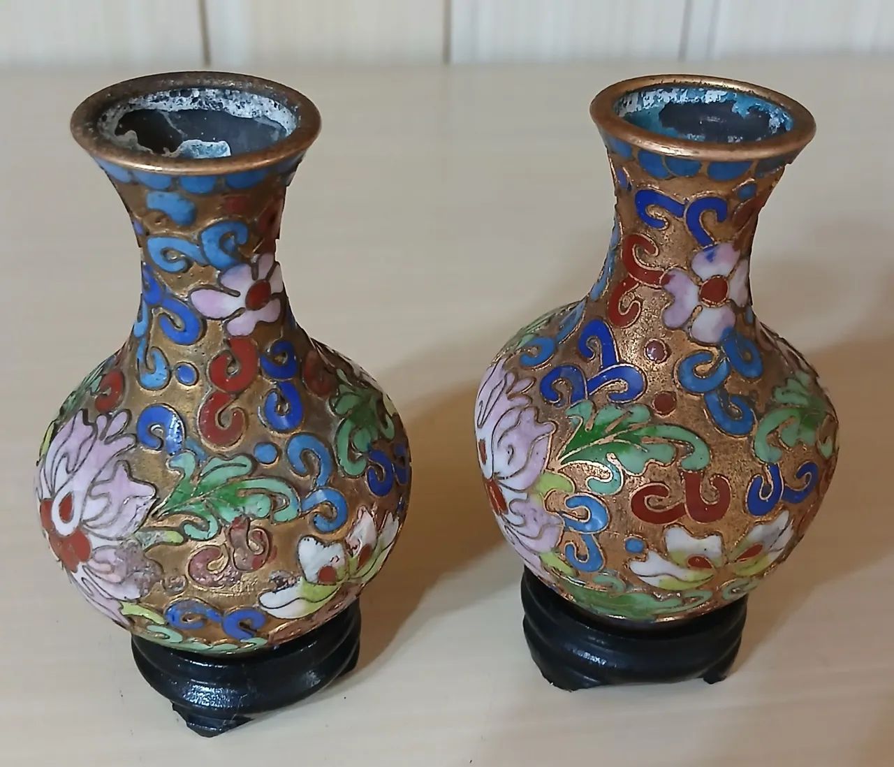 Par Mini Vasos Cloisonné Chinês em Cobre c/ Suporte - 9,5cm - Foto 3