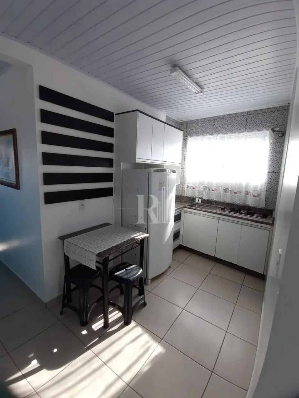 Apartamento para locação semi mobiliado, com dois dormitórios, área de lavanderia e sacada - Foto 3