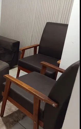 Cadeiras modernas em ambiente interno