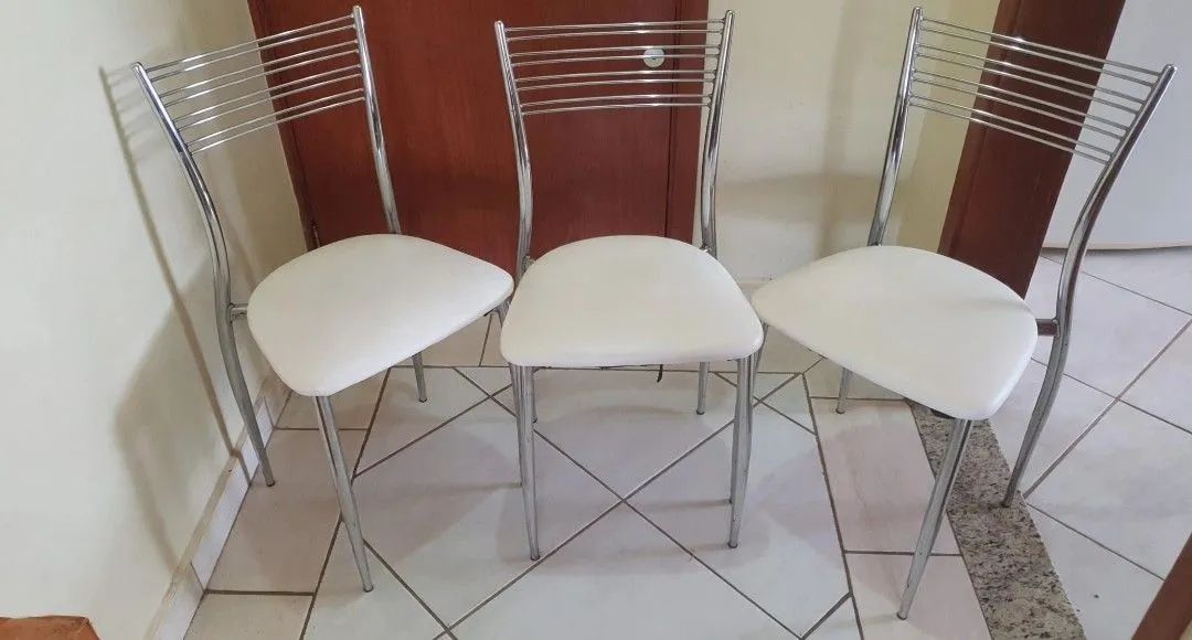 CADEIRAS CROMADAS ASSENTO COURINO BRANCO 