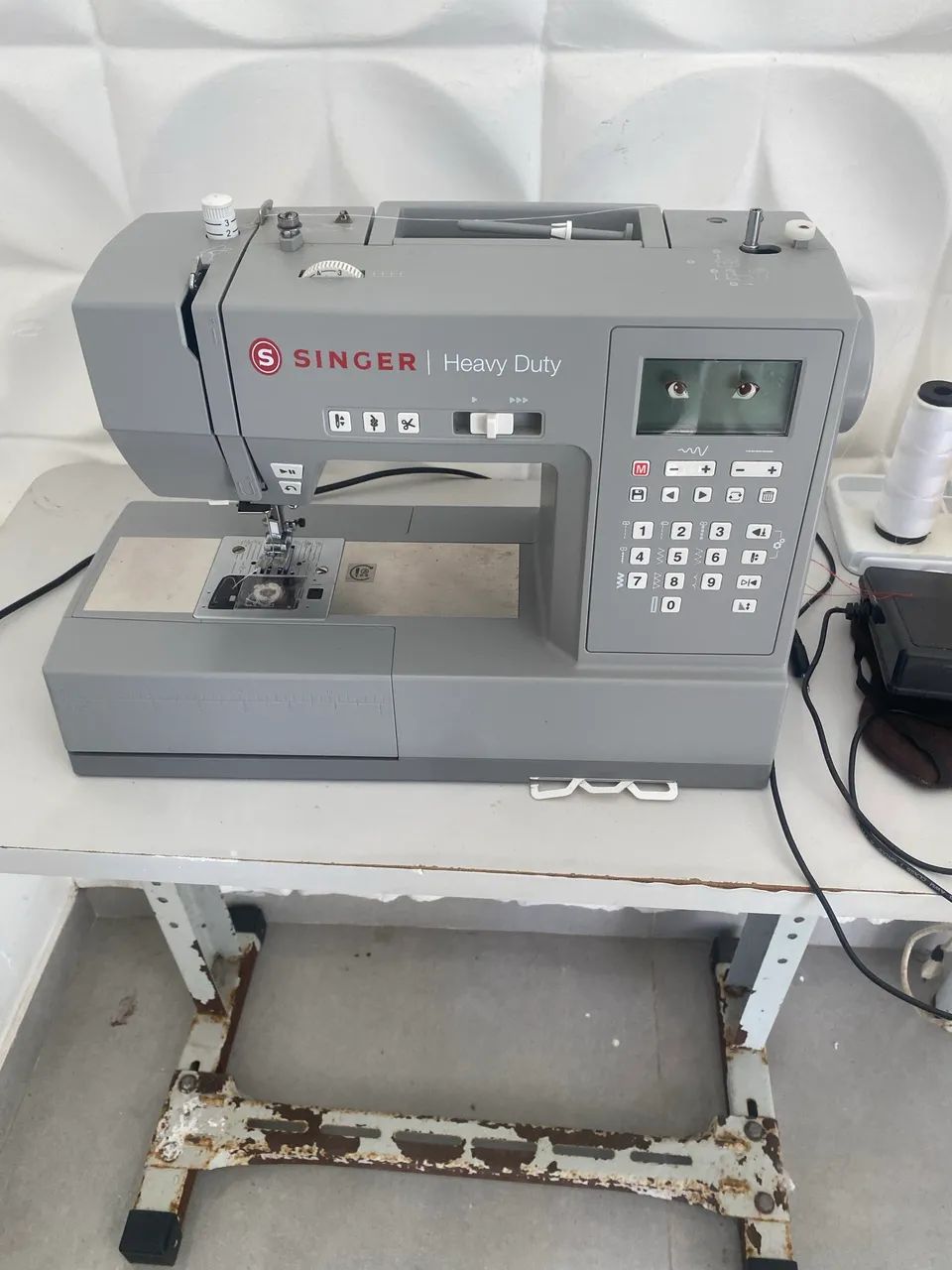 Máquina singer  heavy duty 6805 - Foto 3