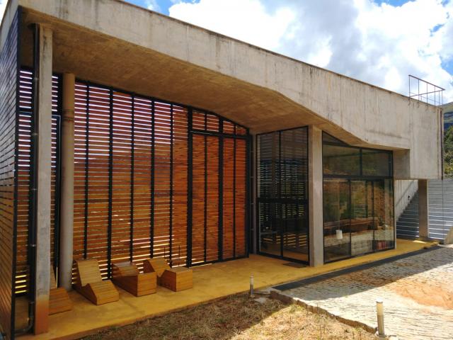 Casa a venda em condomínio fechado moeda/mg mobiliada 3 quartos 5 vgs lazer - Foto 2
