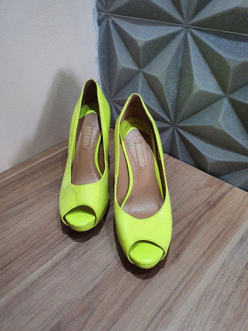 sandalia arezzo neon