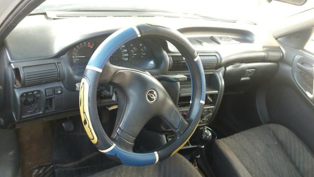 Vende-se ou troca em moto este Astra todo original suspenso e moto e caixa 100%