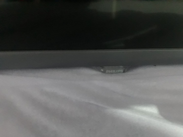 Tv smart 4k Philips 50 polegadas tela trincou retirada peças esta saindo som - Foto 2