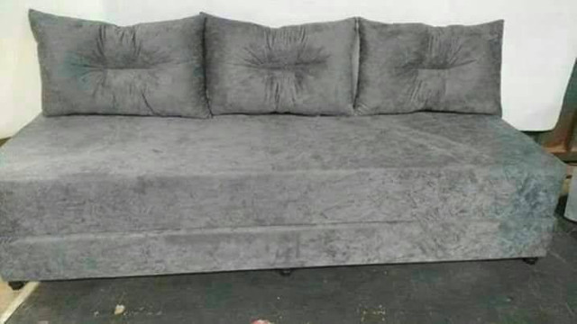 Sofá Cama. Cores: Marrom, Preto, Vermelho e Cinza - Foto 2