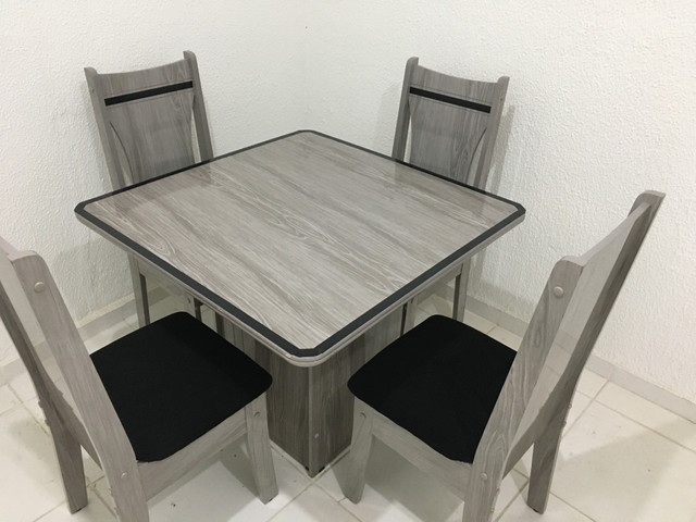 Mesa e cadeiras