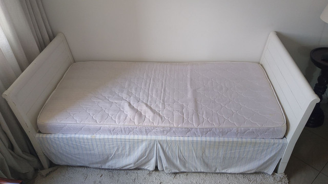 Cama grande solteiro madeira acabamento em laca - Foto 2