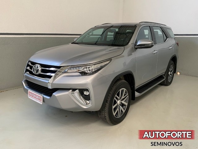TOYOTA HILUX SW4 2.8 SRX 4X4 7 LUGARES 16V TURBO INTERCOOLER DIESEL 4P AUTOMÁTICO