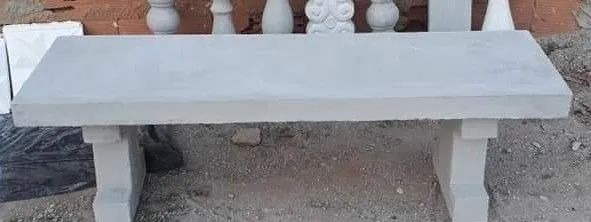 Bancos de concreto sem encosto 