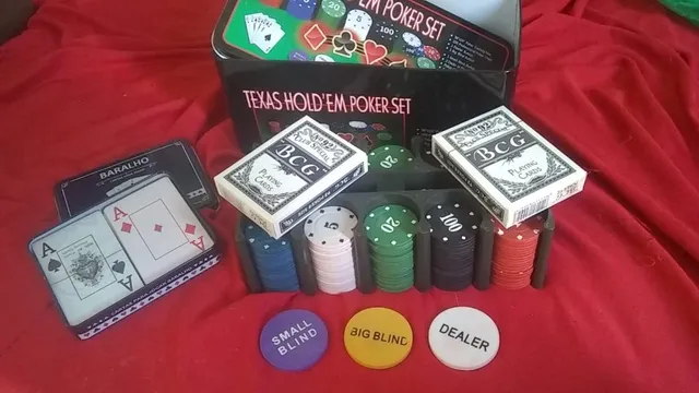 Kit Jogo Poker profissional Texas Hold'em 200 Fichas Numeradas + Feltro