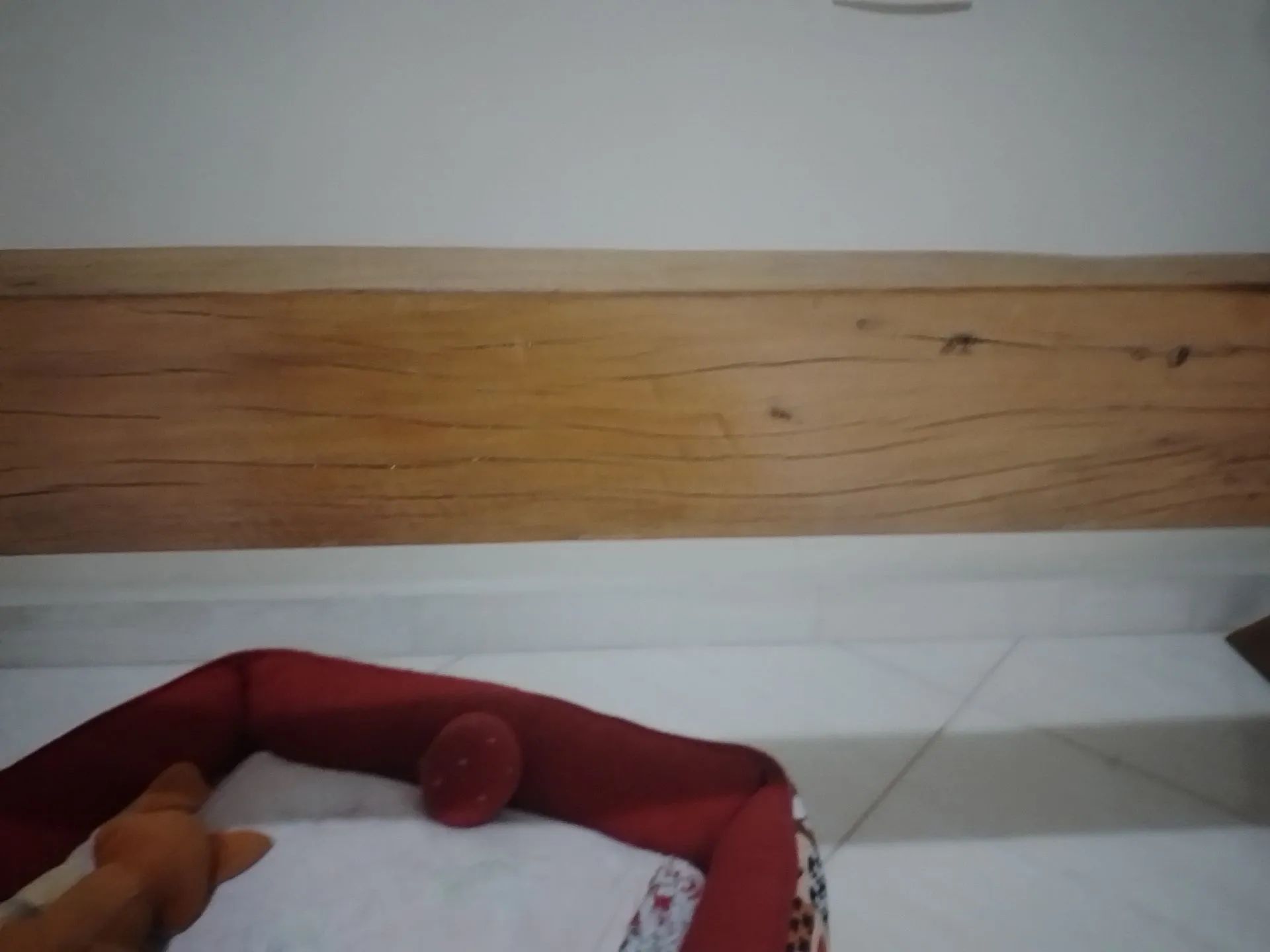 MESA DE VIDRO COM PERNAS DE MADEIRA - Foto 3