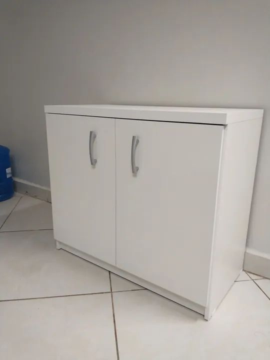 Armário branco de 2 portas
