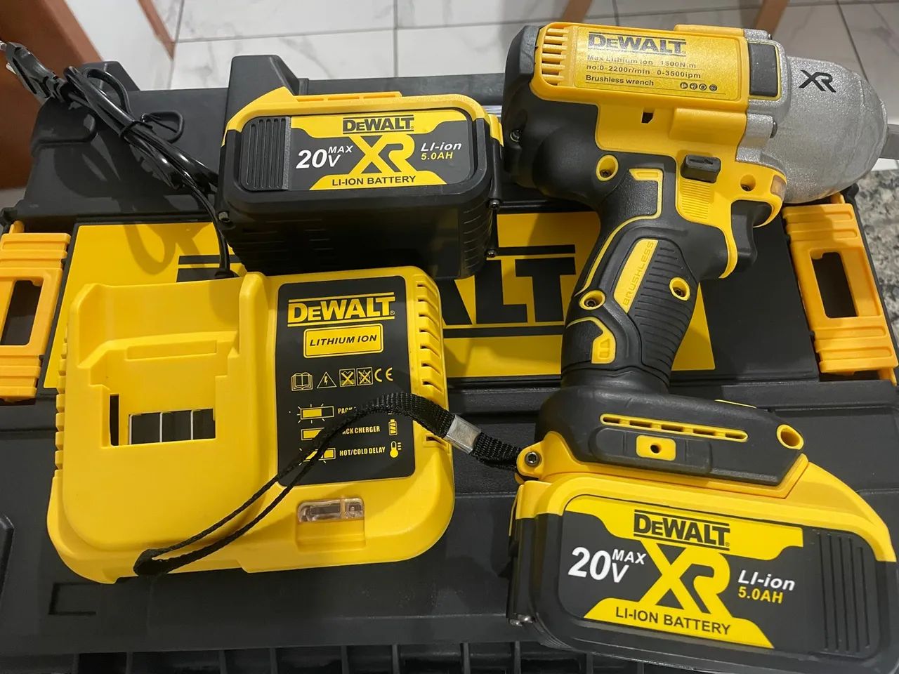 Chave de impacto Dewalt nova a bateria  - Foto 2