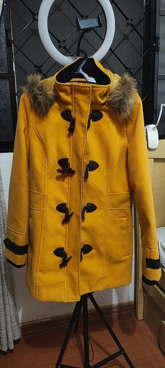 Casaco amarelo com capuz de pelo