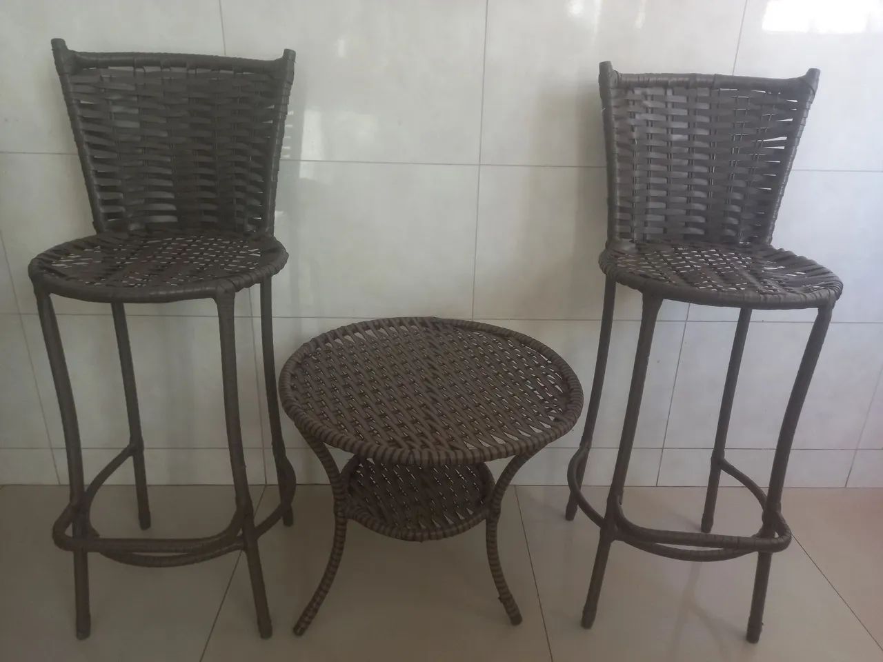 Conjunto de Banquetas e Mesa de Apoio em Fibra Sintética