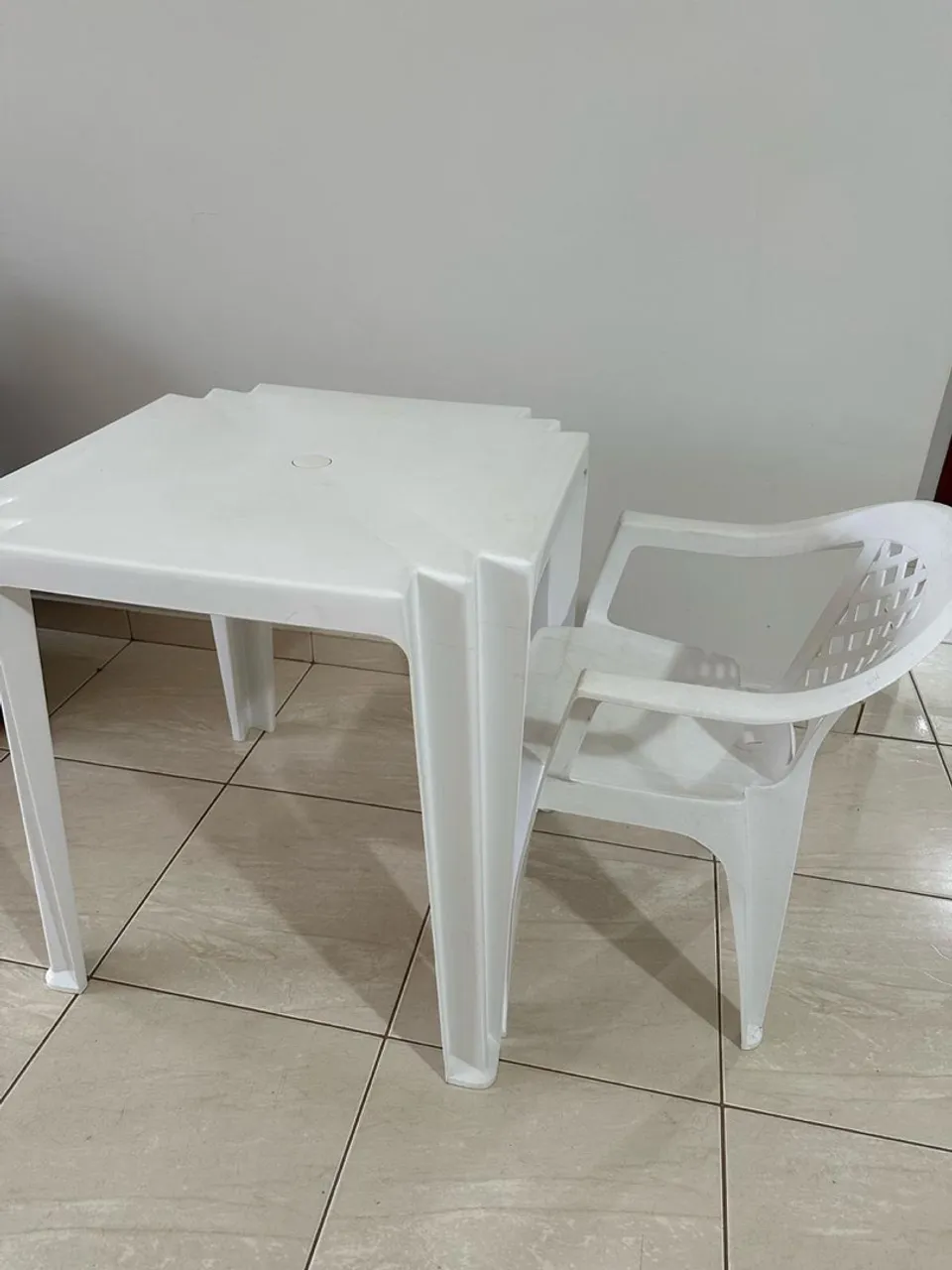 Conjunto de Mesa e Cadeira em Plástico Branco
