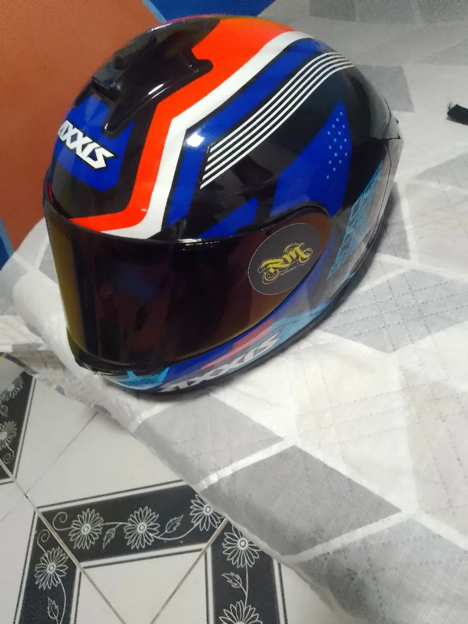 Capacete Axxis com design moderno e viseira fumê
