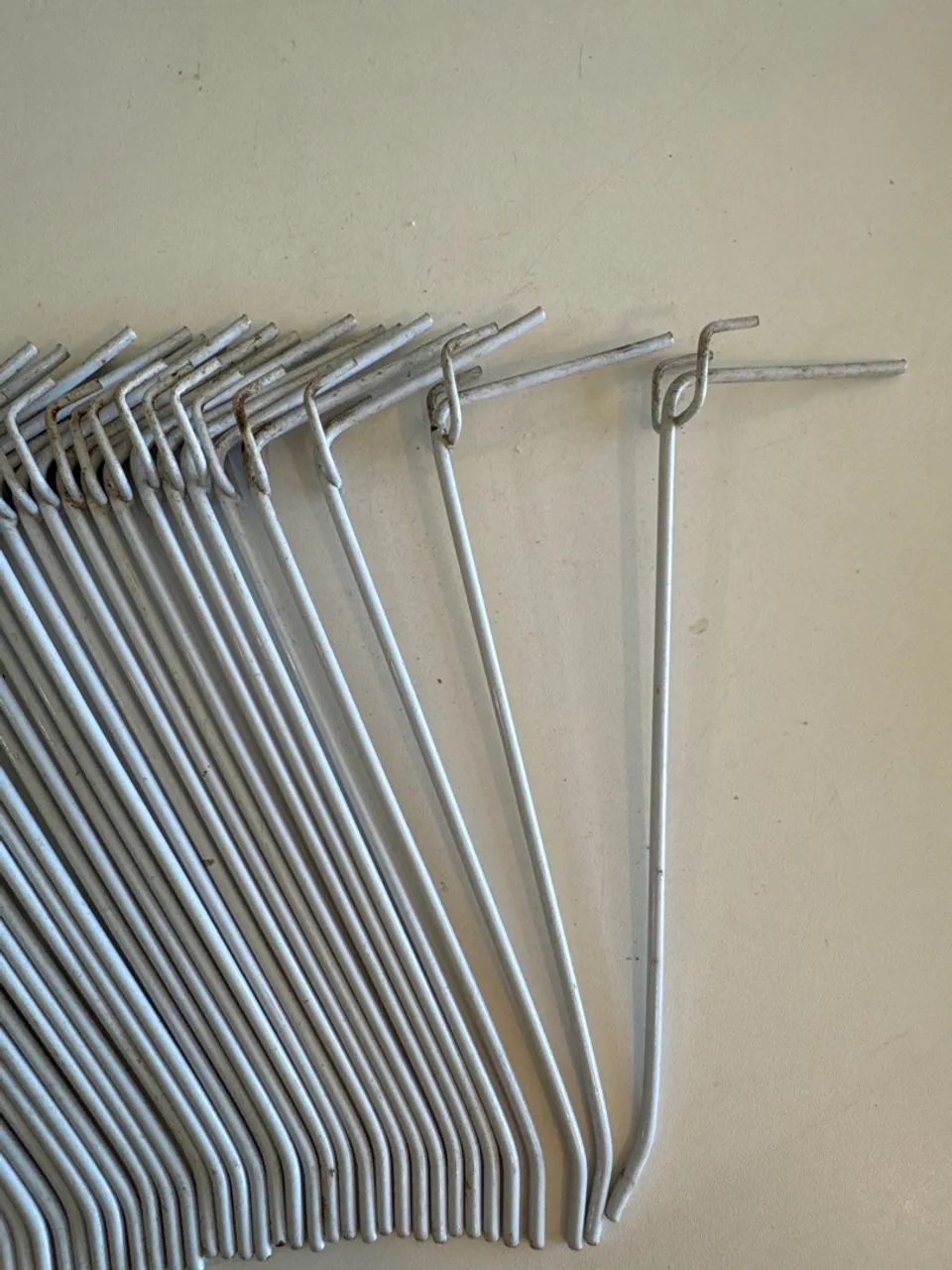 93 cabides ganchos de metal para painel aramada  - Foto 2