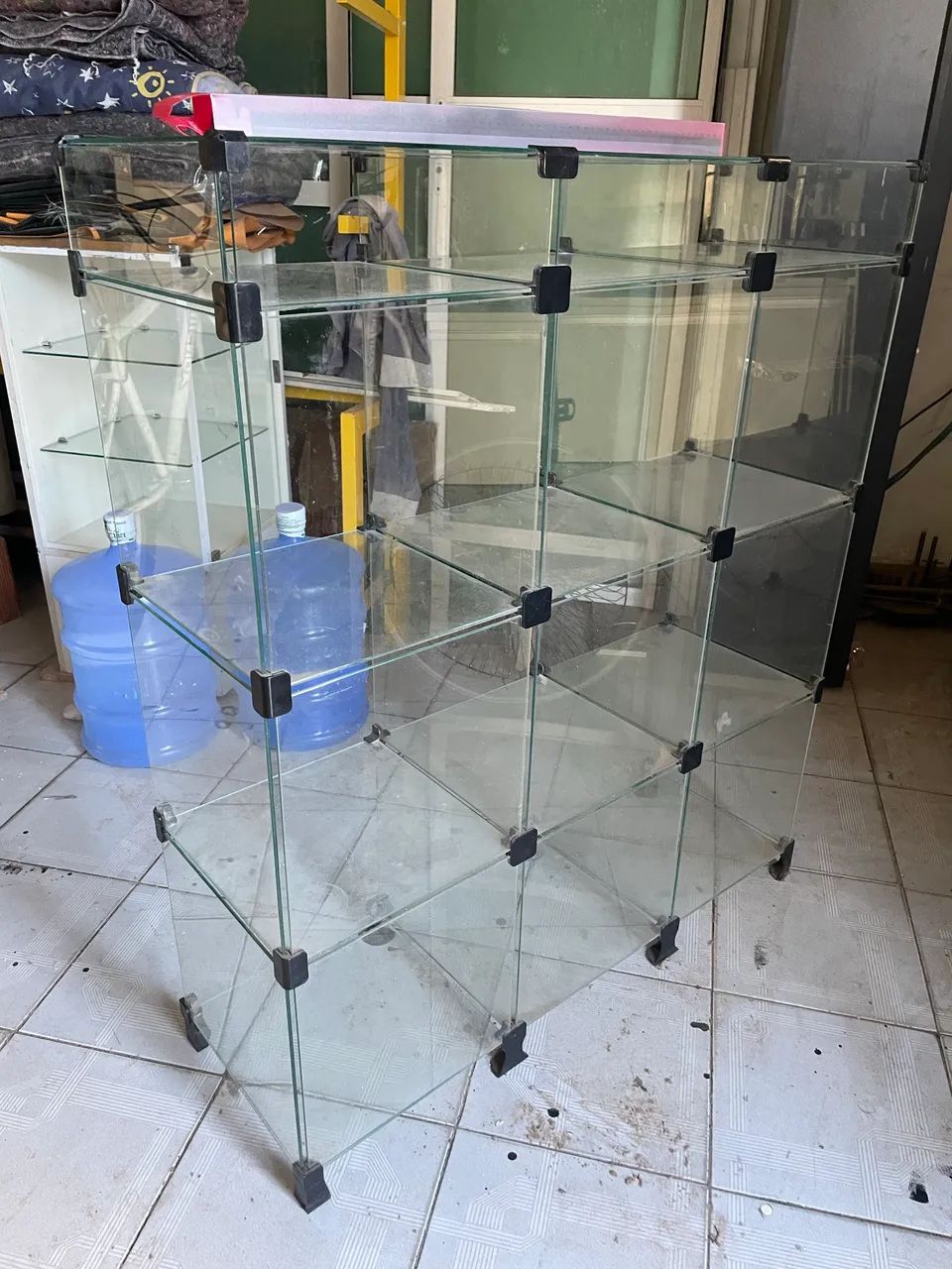 Balcão de vidro modulado 