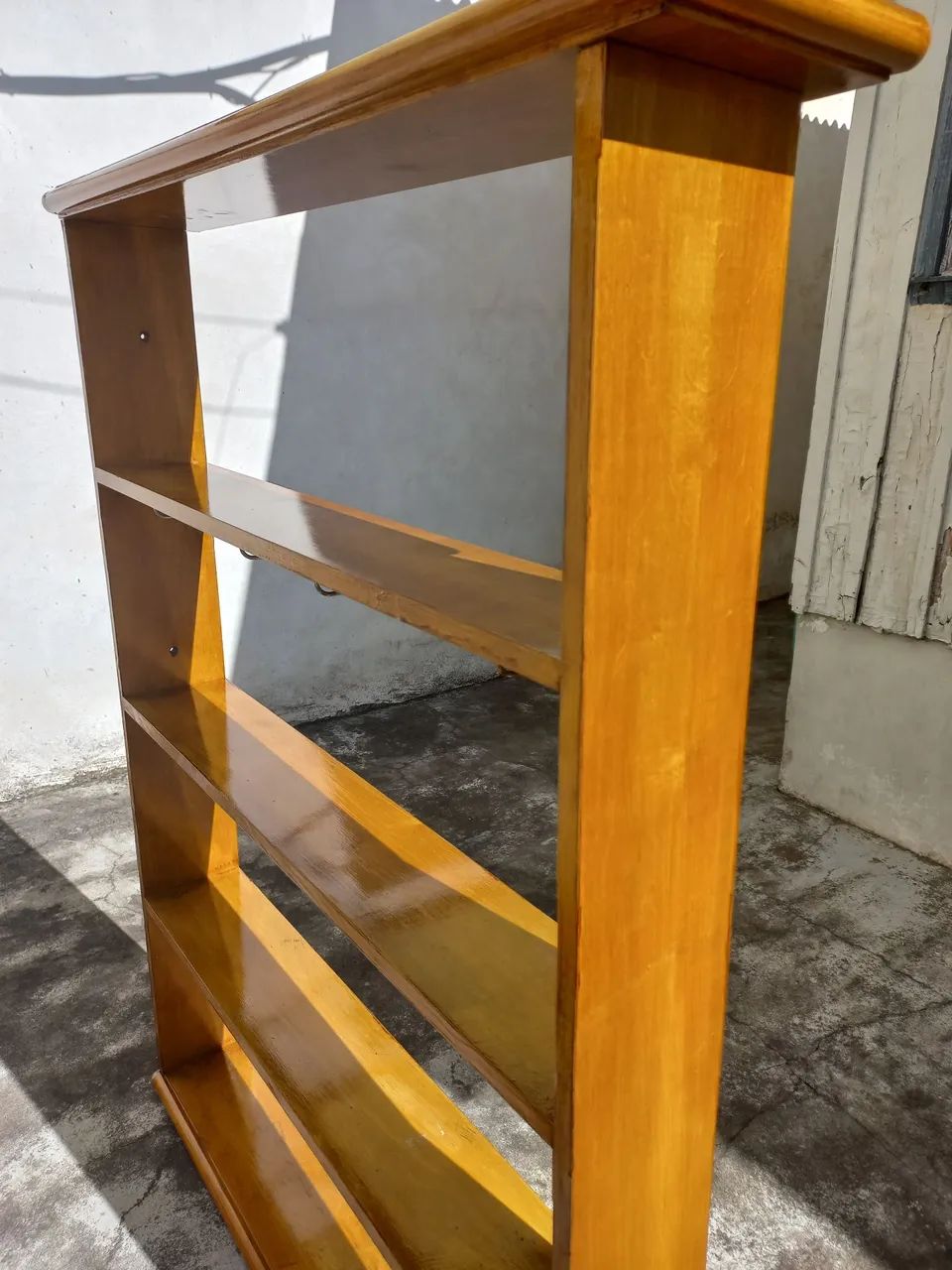 Estante de madeira de 4 prateleiras e porta taças. - Foto 4
