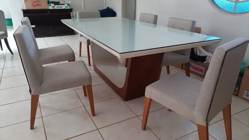 Mesa de jantar: 8 lugares, com 6 cadeiras