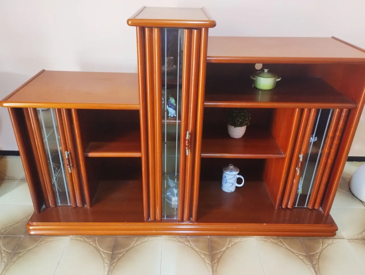 Rack de Madeira Clássico com Prateleiras e Vidro