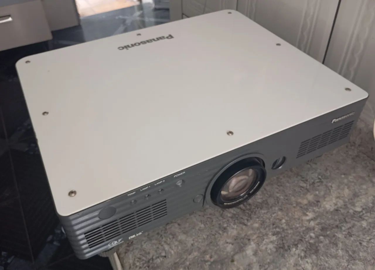 Projetor Panasonic PT - 5600U com detalhes. - Foto 2