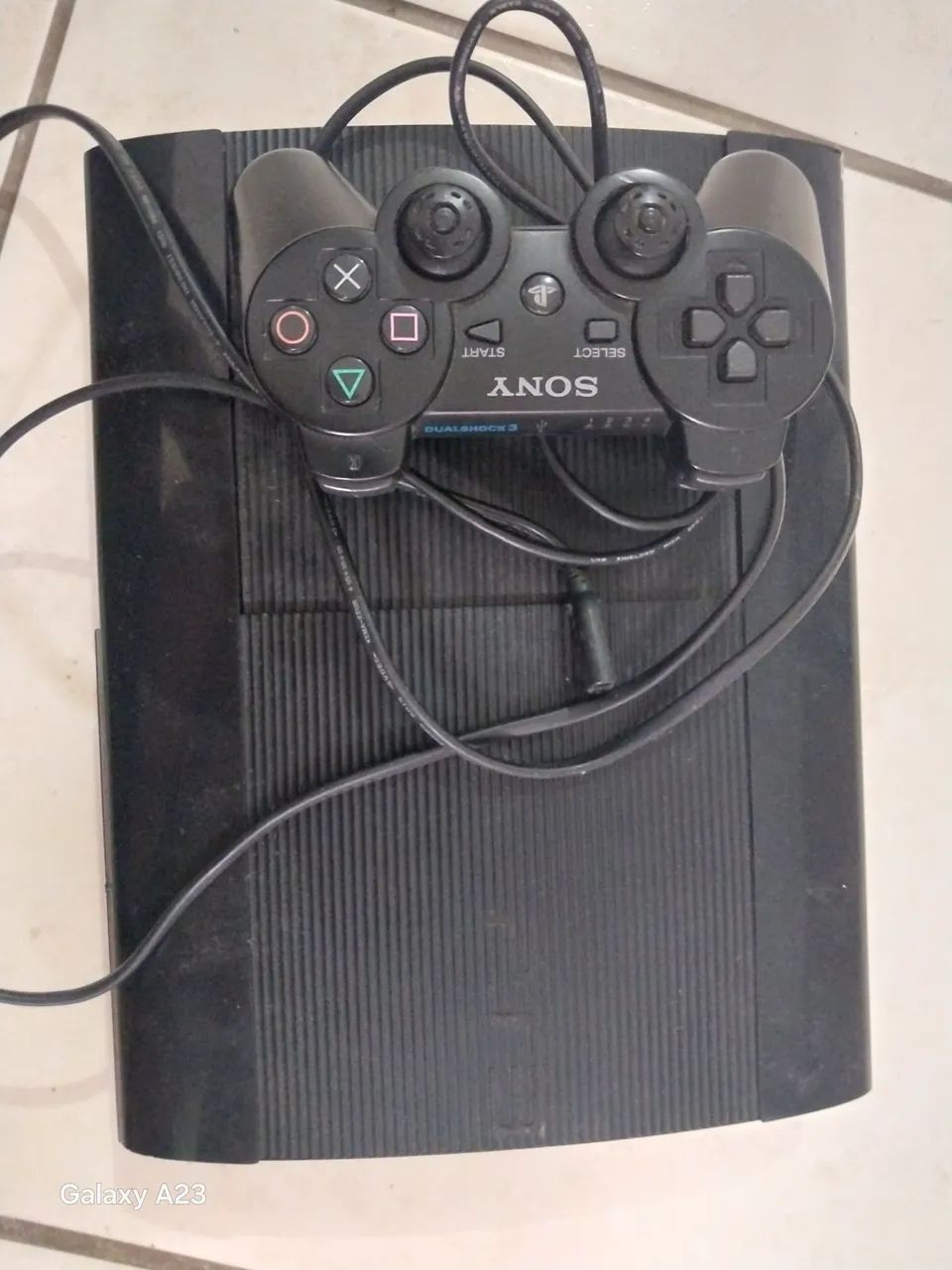 PlayStation 3 Super Slim com controle e 3 jogos - R$850