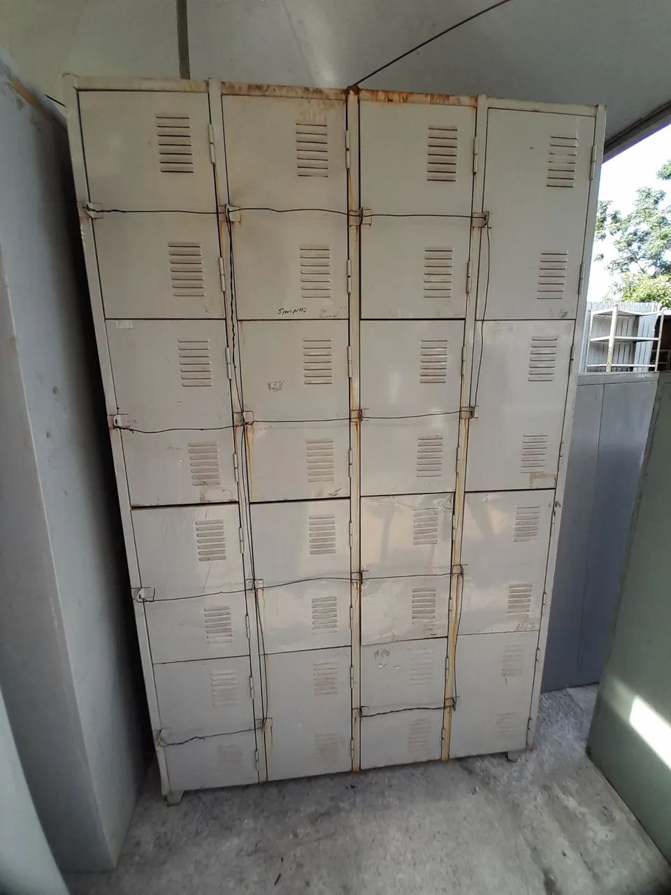 Roupeiro de 16 portas usado 