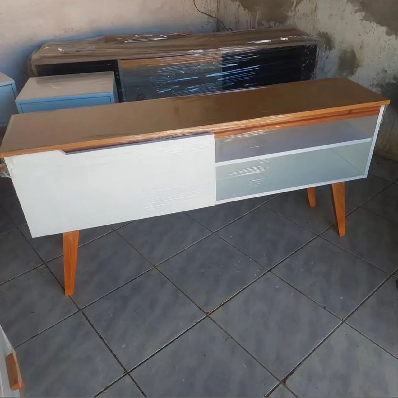 Rack para Tv na cor branca e com tampo amadeirado - Foto 4