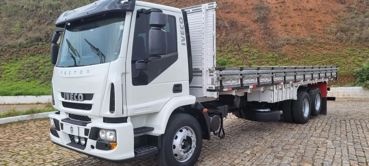 Caminhão Iveco Tector 240e25 6x2 ano 2010 - Foto 3