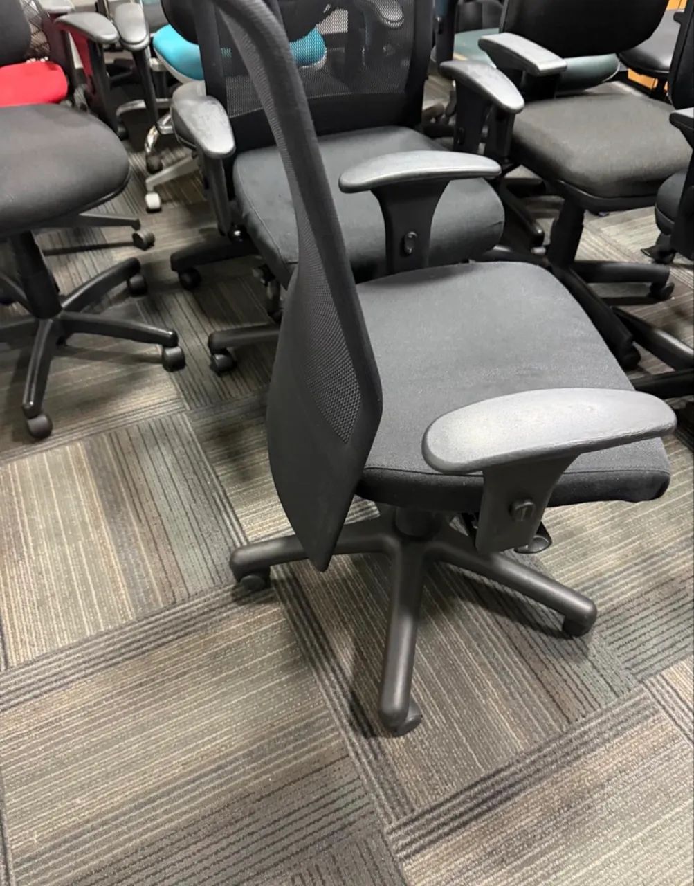 Cadeira ergonômica seminova  - Foto 2